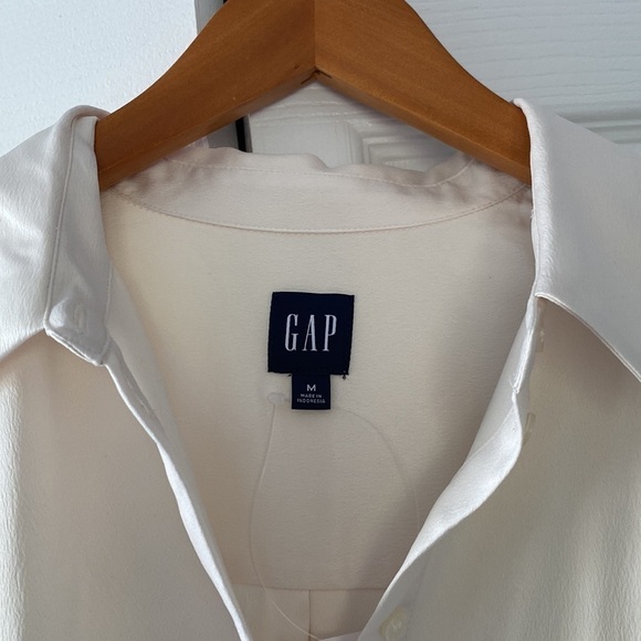 NWT GAP Silky Boyfriend Button-Up Blouse, ivory, size M - Picture 2 of 6